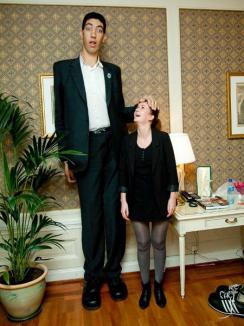 Cel mai înalt om din lume, care măsoară 2,5 metri, s-a oprit din crescut